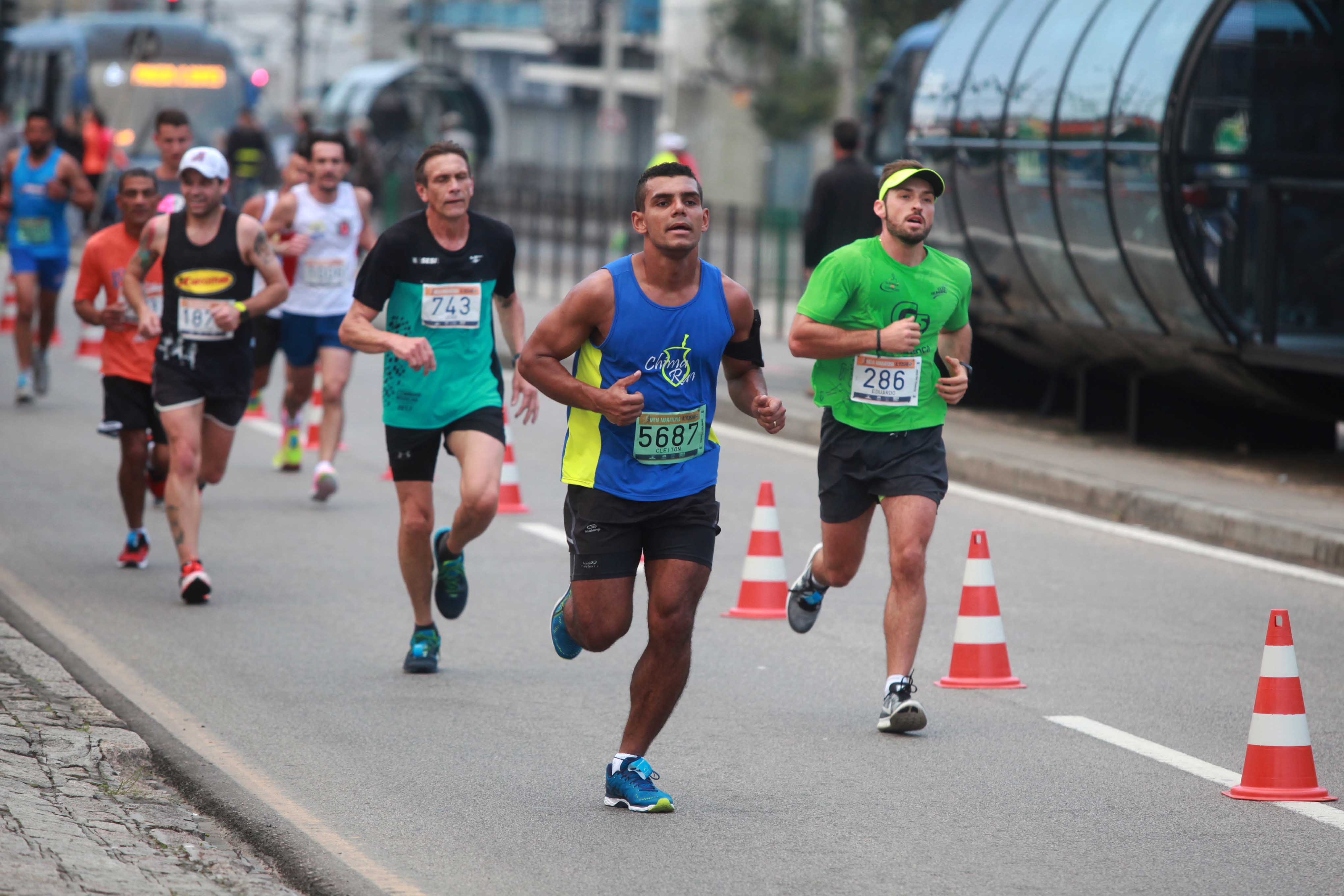 Baderneiros transformam rua em pista de corrida em bairro de Curitiba - RIC  Mais