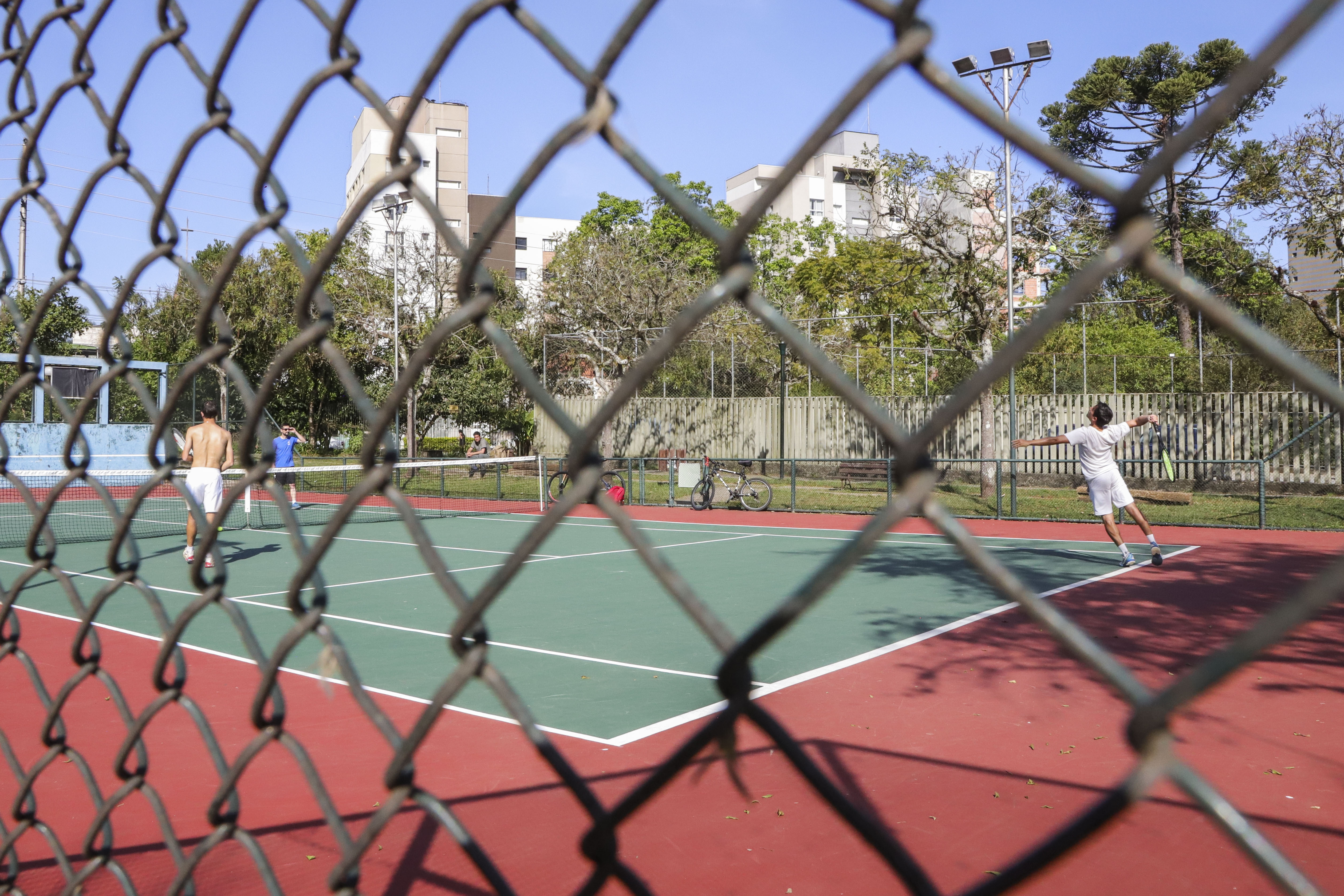 Renovação de quadra pública de tênis feita pela Prefeitura de Curitiba  atrai mais jogadores - Prefeitura de Curitiba