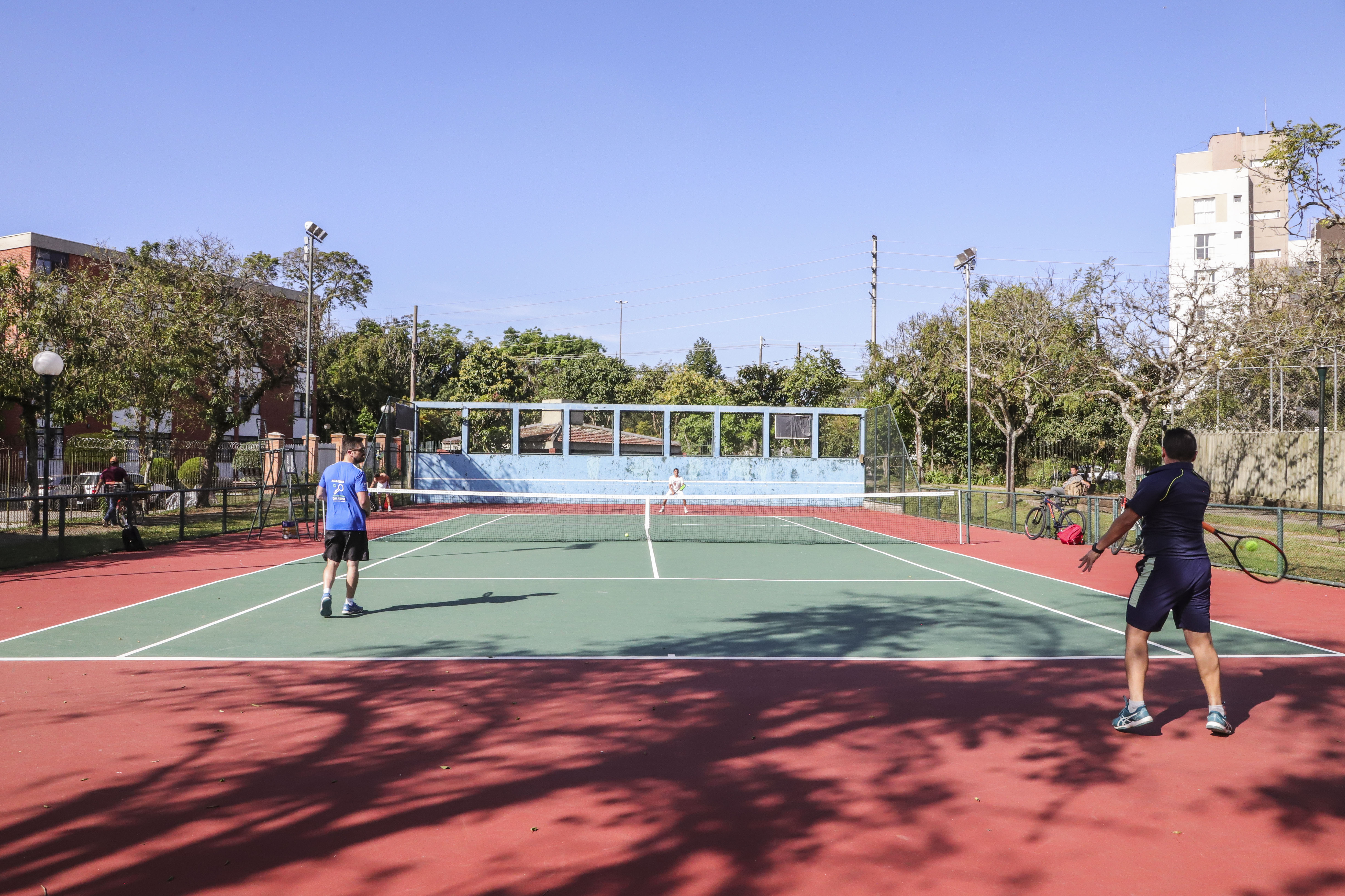 Renovação de quadra pública de tênis feita pela Prefeitura de Curitiba  atrai mais jogadores - Prefeitura de Curitiba