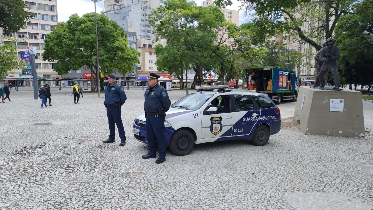 Guardas interrompem jogos de futebol em Curitiba pra prevenir