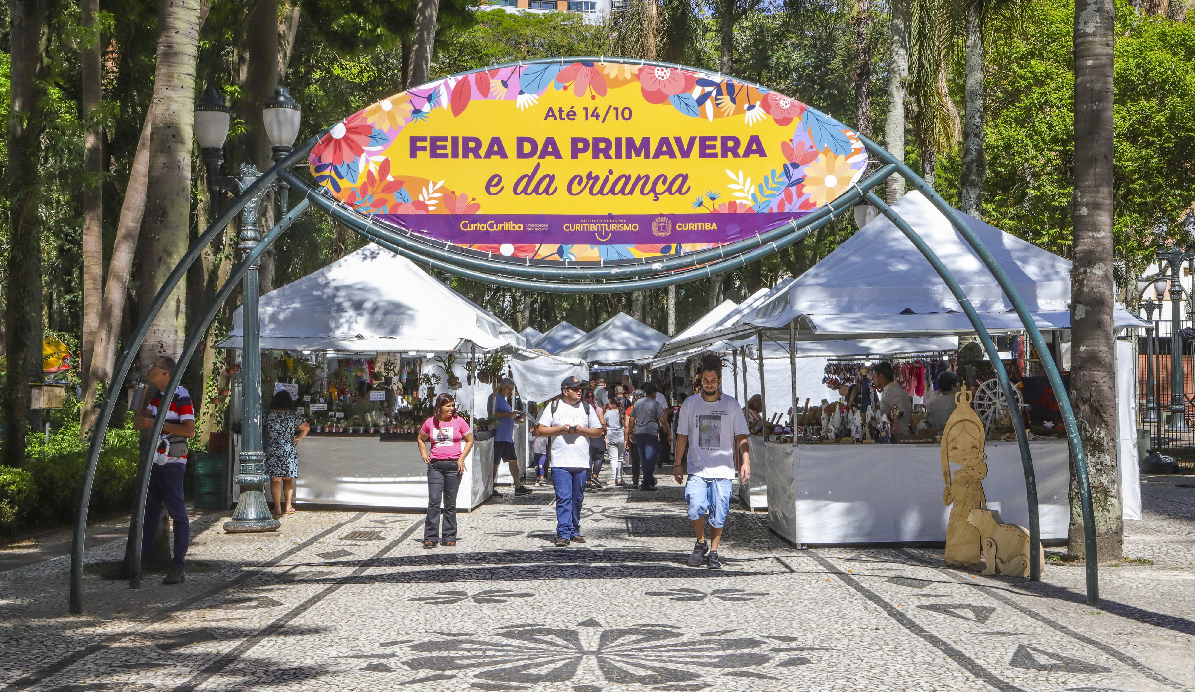 Grandes aberturas trazem a natureza para dentro desta casa de