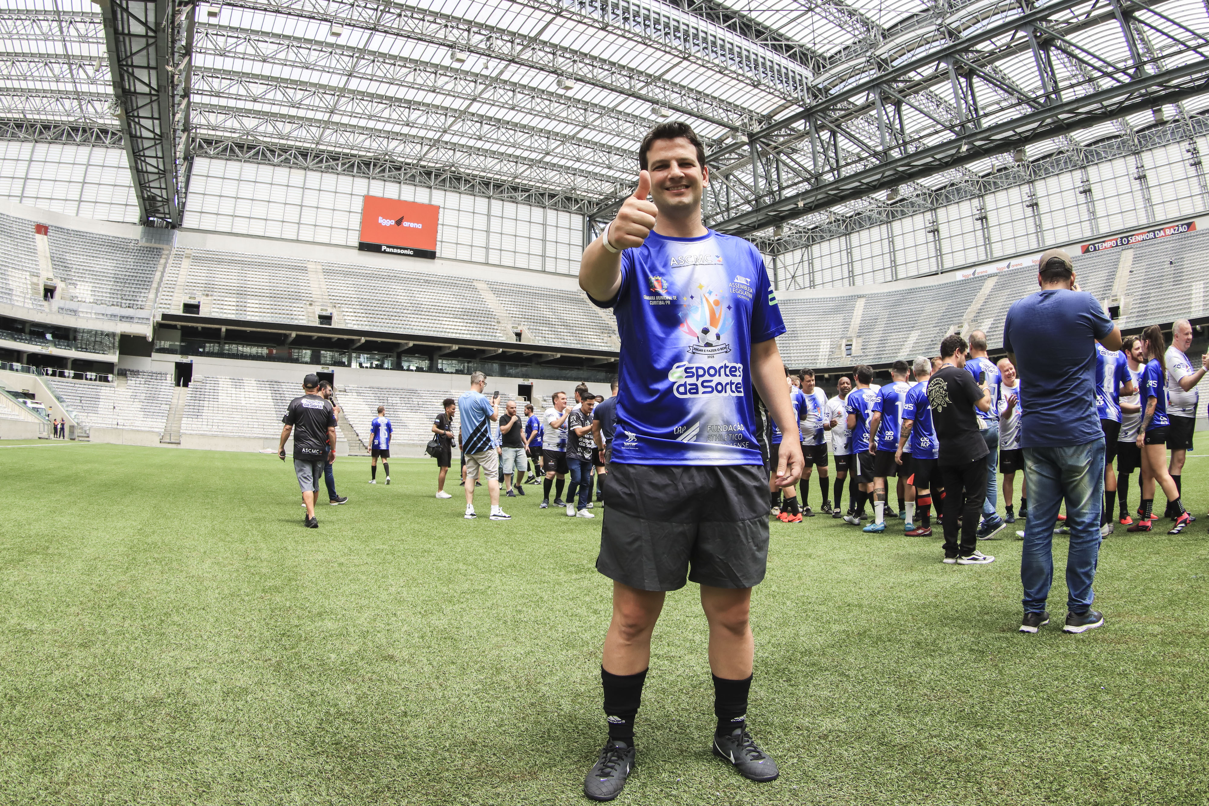 Eduardo Pimentel participa de jogo de futebol beneficente na Ligga Arena -  Prefeitura de Curitiba