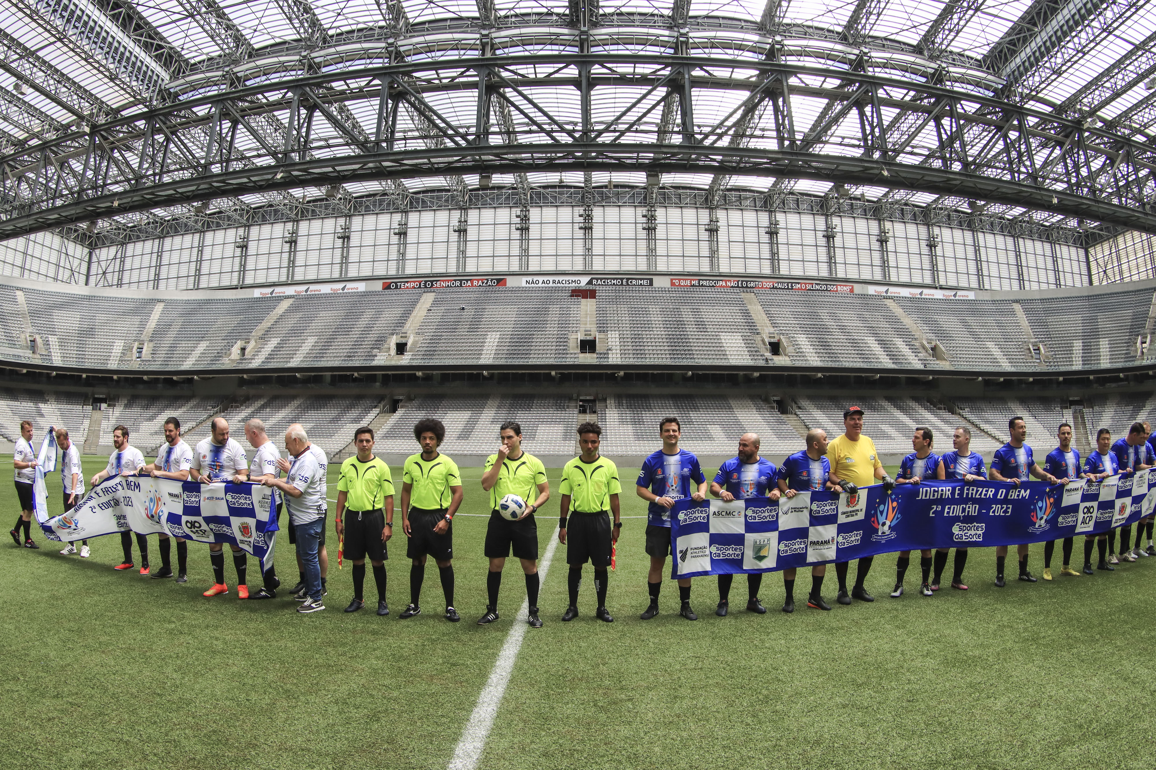 Eduardo Pimentel participa de jogo de futebol beneficente na Ligga Arena -  Prefeitura de Curitiba