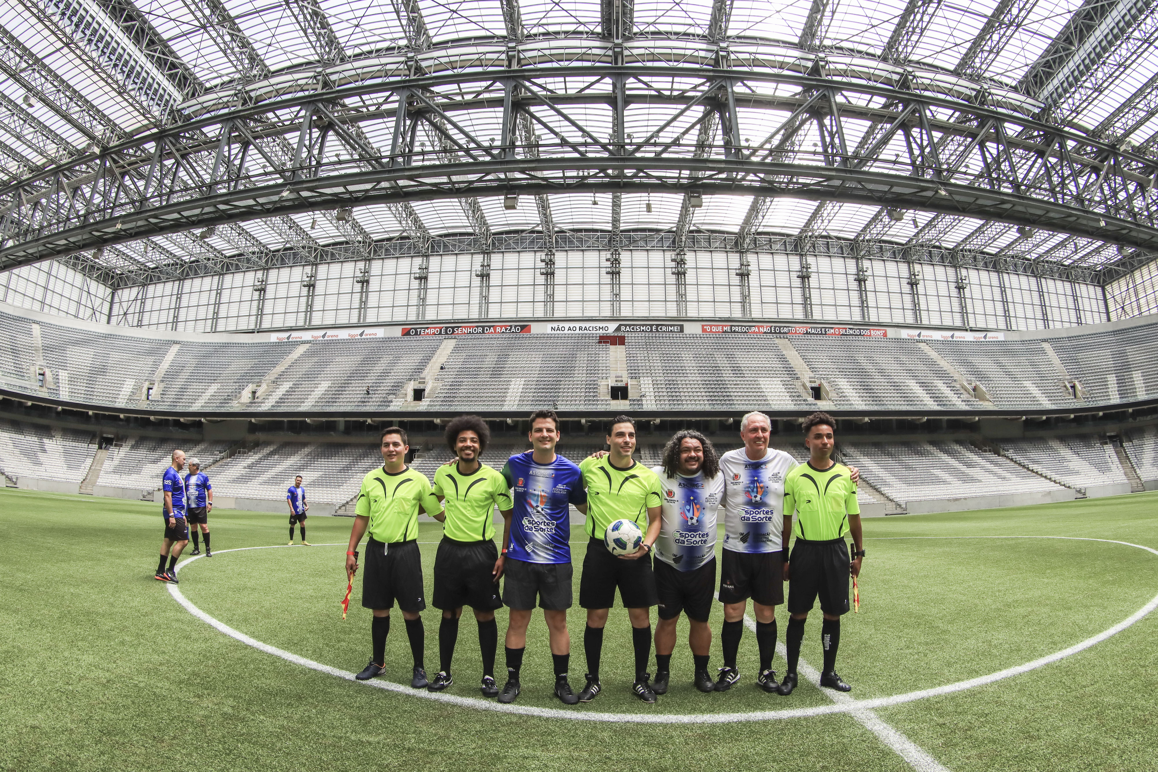 Eduardo Pimentel participa de jogo de futebol beneficente na Ligga Arena -  Prefeitura de Curitiba