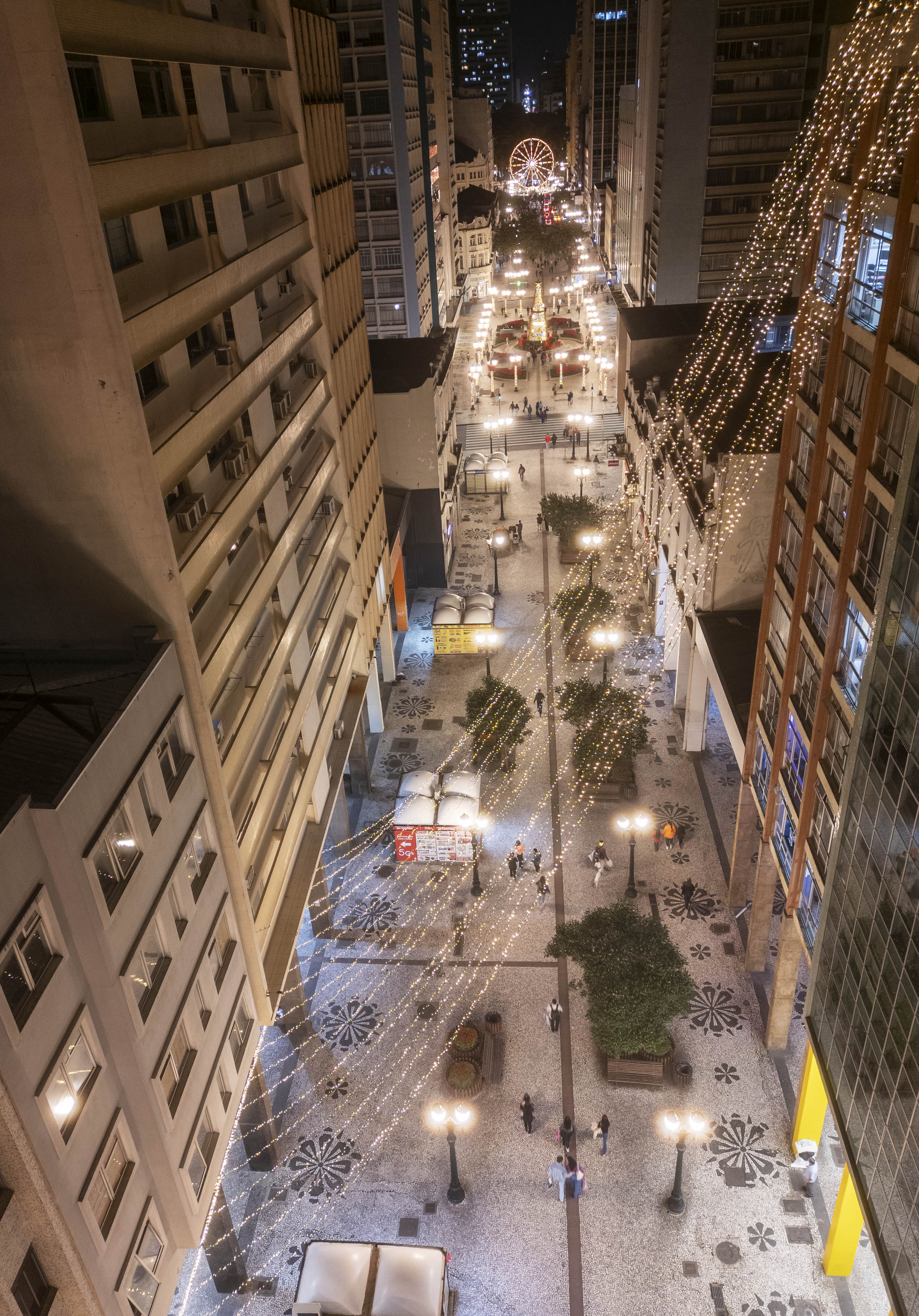 Calçadão da Rua XV vira corredor de Natal no coração de Curitiba