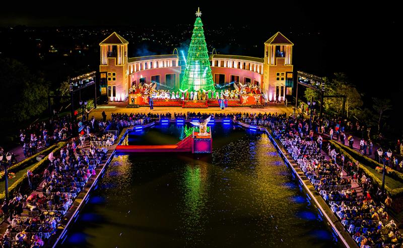 Natal de Curitiba movimenta a economia e encanta moradores e turistas. - Curitiba, 20/12/2022 - Foto: Daniel Castellano / SMCS