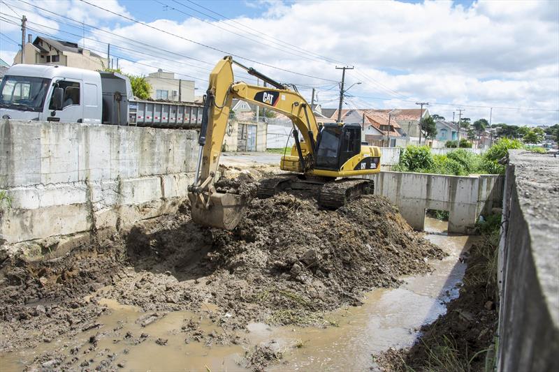 Desassoreamento e coleta dos entulhos do córrego que passa pela rua Pernambuco, na Vila Guaíra. 
Curitiba, 06/01/2023.
Foto: Levy Ferreira/SMCS