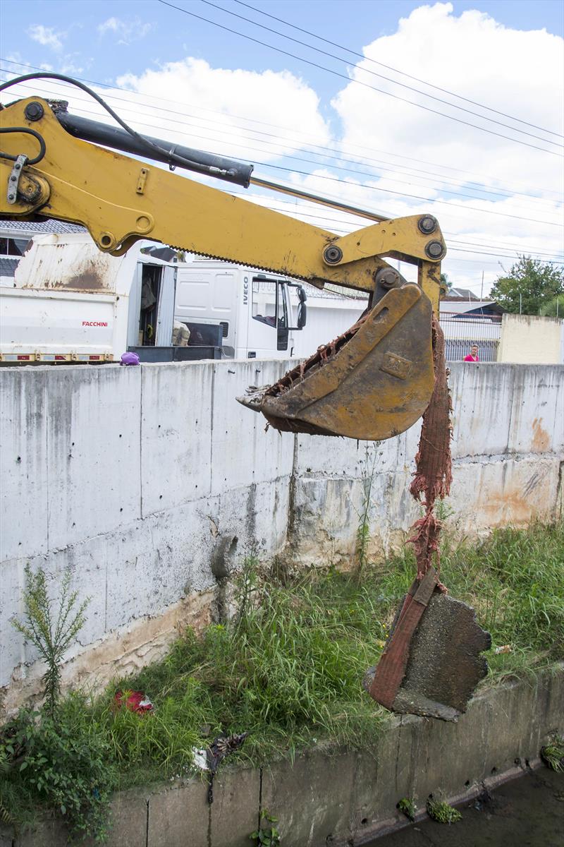 Desassoreamento e coleta dos entulhos do córrego que passa pela rua Pernambuco, na Vila Guaíra. 
Curitiba, 06/01/2023.
Foto: Levy Ferreira/SMCS