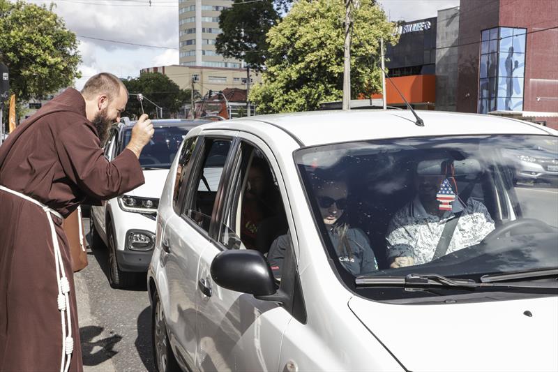 Tradicional bênção de carros e fiéis, na Igreja dos Capuchinhos, no bairro Mercês. Curitiba, 06/01/2023. Foto: Hully Paiva/SMCS