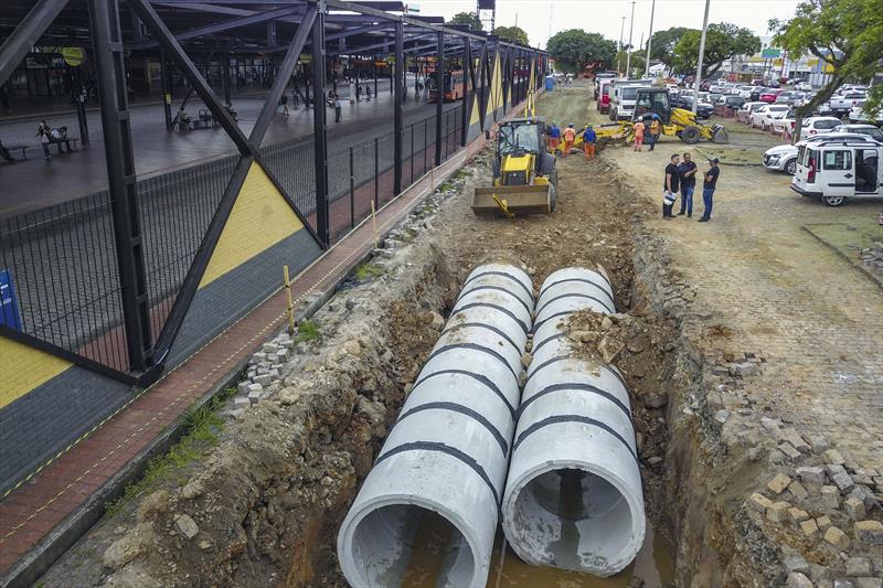 Obras da bacia de contenção de cheias, no terminal do Boqueirão.
Curitiba, 10/01/2023.
Foto: José Fernando Ogura/SMCS.