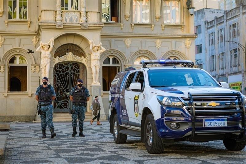 Guarda Municipal acaba com disputa de corrida entre carros de luxo - Portal  do Servidor de Curitiba