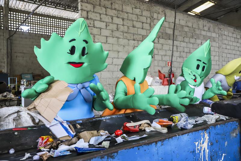 Encaminhar lata, papel, vidro e plástico aos barracões do Ecocidadão, da Prefeitura de Curitiba, pela Coleta Seletiva ou pelo Câmbio Verde, garante renda para os cerca de 900 trabalhadores. Foto: Hully Paiva/SMCS