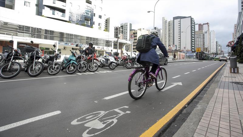 Outro hábito a repensar sobre o consumo consciente é o deslocamento pela cidade. Distâncias mais curtas podem ser feitas a pé ou de bicicleta.
Foto: Jaelson Lucas/SMCS