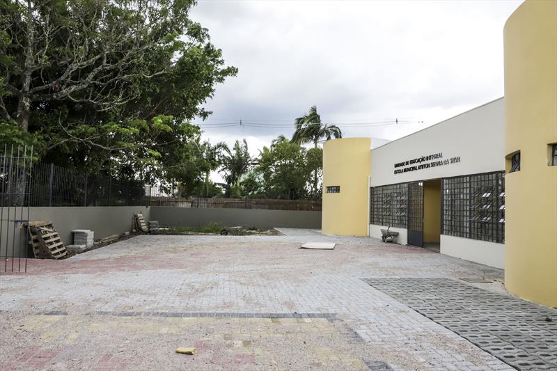 A Escola Municipal Ayrton Senna recebe uma grande reforma, que inclui piso, muros, pintura, entre outras melhorias. Curitiba, 12/01/2023. Foto: Hully Paiva/SMCS