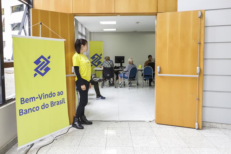 Servidores devem complementar contas abertas do Banco do Brasil.
Curitiba,16/01/2023.
Foto: Hully Paiva/SMCS