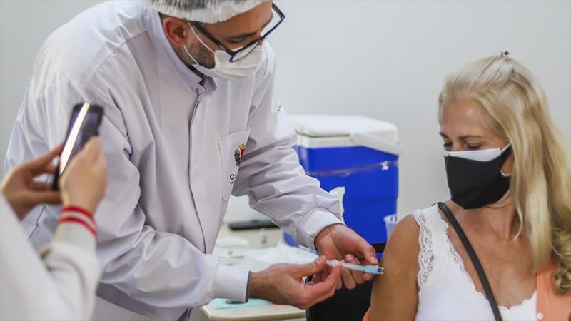 Vacinação contra covid-19 completa dois anos com mais de 5,2 milhões de doses aplicadas em Curitiba. - Foto: Daniel Castellano / SMCS