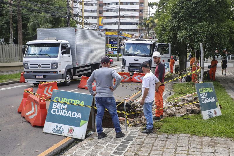 Obra emergencial de reparo e manutenção da galeria de águas pluviais na rua Bento Viana.
Curitiba, 23/01/2023.
Foto: José Fernando Ogura/SMCS.