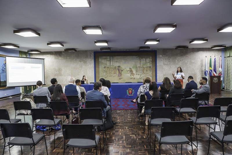 Representantes da ONG TETO explicam como funciona a organização não governamental de acesso à moradia. Curitiba, 23/01/2023. Foto: Hully Paiva/SMCS