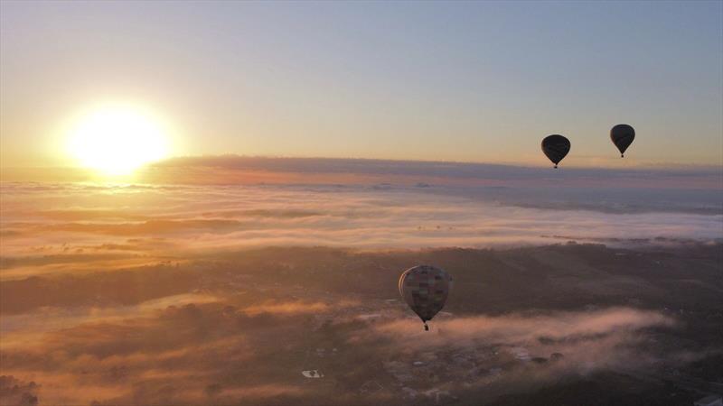 Admirar a paisagem do alto de um balão faz parte do sonho de muitos turistas e pode ser realizado em Campo Largo.
Foto: Fábio Miquelasso