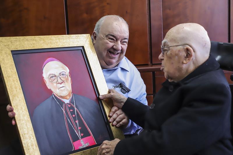 Prefeito Rafael Greca entrega retrato a Dom Pedro Fedalto, no Seminário São José.
Curitiba, 24/01/2023.
Foto: José Fernando Ogura/SMCS.