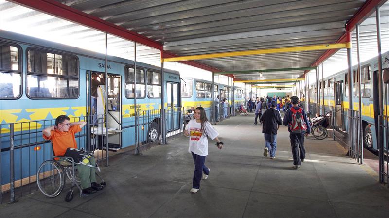 Os ônibus do Sistema de Transporte para a Educação Especial são adaptados às necessidades dos seus usuários, têm rotas preestabelecidas e horários definidos.
Foto:Maurilio Cheli/SMCS (arquivo)
