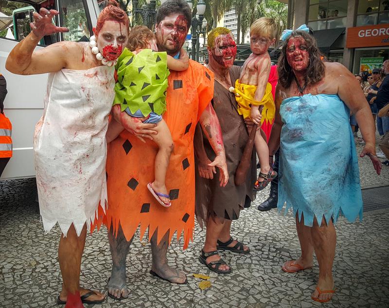 De Zombie Walk na Rua XV de Novembro ao tradicional desfile de escolas de samba na Marechal Deodoro, o carnaval de Curitiba está de volta.
Foto: Divulgação/FCC