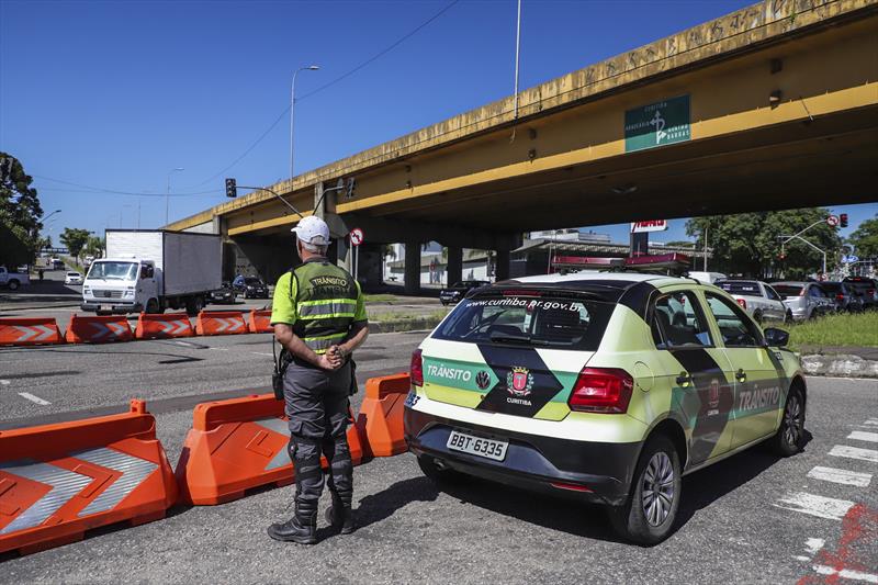 Início das mudanças no trânsito para as obras no Complexo Tarumã.
Curitiba, 24/01/2023.
Foto: José Fernando Ogura/SMCS.