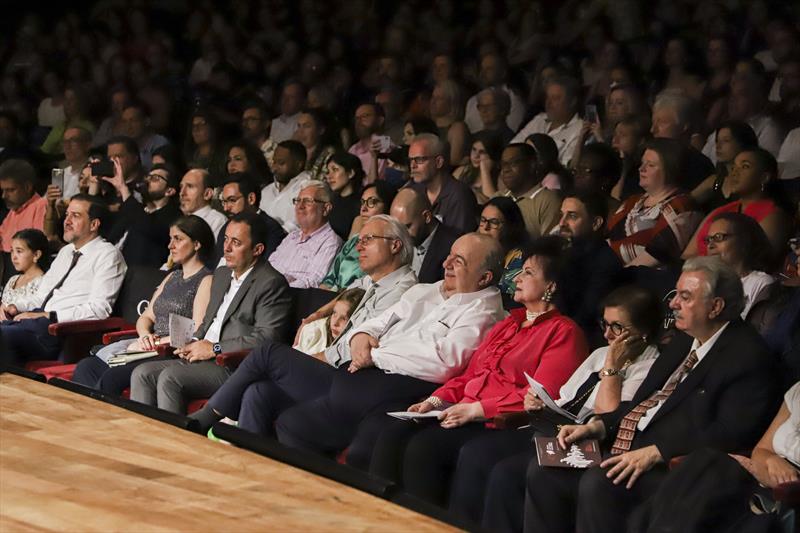 Prefeito Rafael Greca, acompanhado da primeira-dama Margarita Sansone, participam da abertura da 40ª edição da Oficina de Música de Curitiba no Teatro Guaíra. Curitiba, 25/01/2023. Foto: Hully Paiva/SMCS