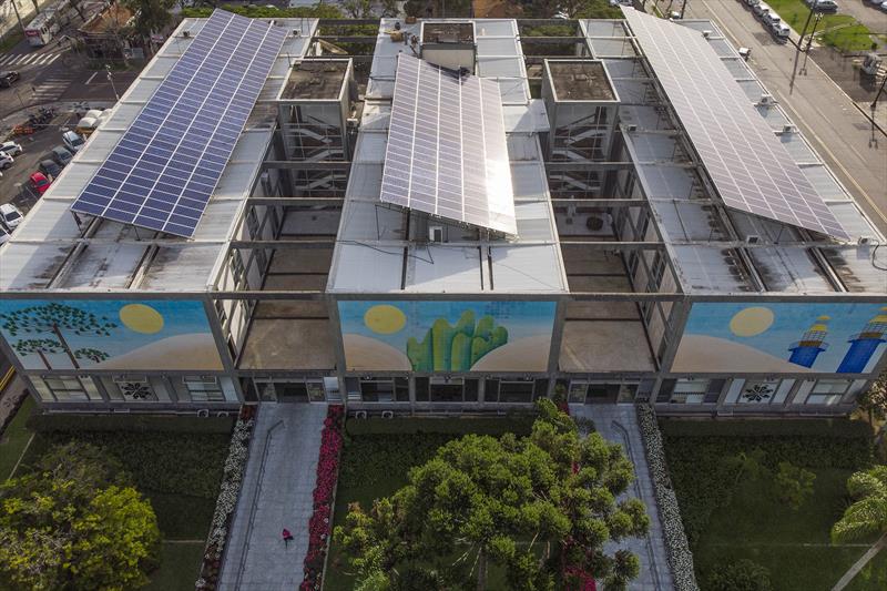 Painéis solares instalados no telhado do Palácio 29 de Março, sede da Prefeitura de Curitiba.
Foto: Pedro Ribas/SMCS