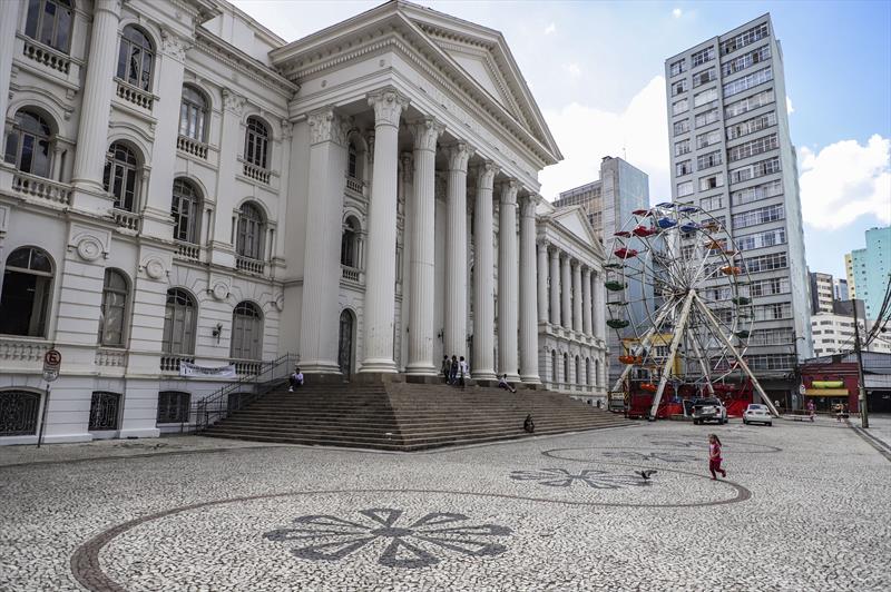 Carrossel e Roda Gigante retornam ao Passeio Público e Praça Santos Andrade, para as comemorações dos 330 anos de Curitiba.
Curitiba, 27/01/2023.
Foto: José Fernando Ogura/SMCS.