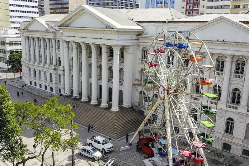 Carrossel e roda-gigante do Centro de Curitiba já estão reabertos
