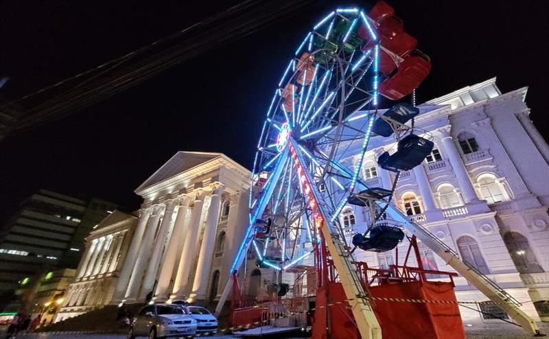 Roda-gigante da Praça Santos Andrade, no Centro. Foto: Daniel Castellano/SMCS