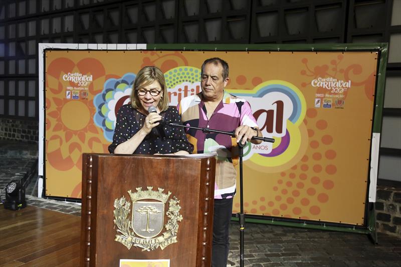 A presidente da FCC, Ana Cristina de Castro, participa da eleição do Cortejo Real do Carnaval 2023, no Memorial de Curitiba. Foto: Cido Marques/FCC