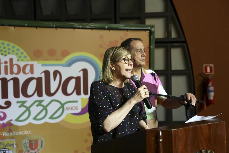 A presidente da FCC, Ana Cristina de Castro, participa da eleição do Cortejo Real do Carnaval 2023, no Memorial de Curitiba. Foto: Cido Marques/FCC