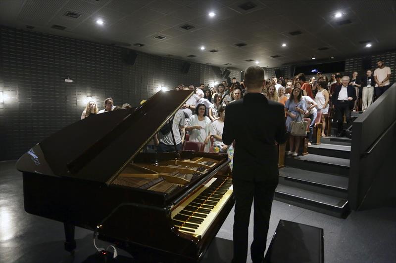 O pianista paulistano Guilherme Almeida apresenta um cine concerto, com a execução ao vivo de uma trilha sonora para o filme mudo “Sunrise”. Foto: Cido Marques/FCC