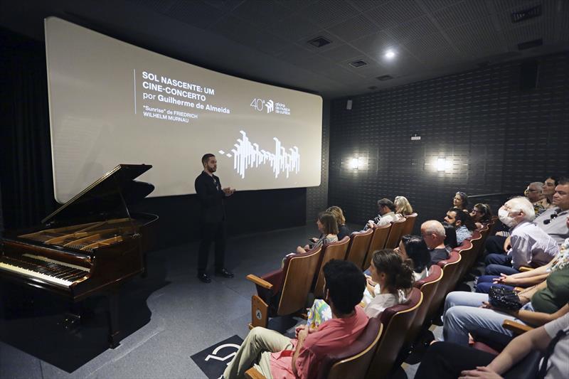 O pianista paulistano Guilherme Almeida apresenta um cine concerto, com a execução ao vivo de uma trilha sonora para o filme mudo “Sunrise”. Foto: Cido Marques/FCC