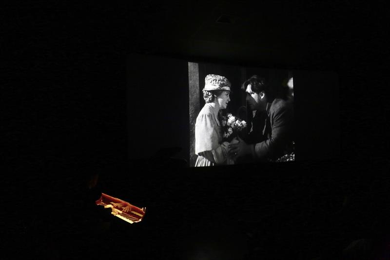 O pianista paulistano Guilherme Almeida apresenta um cine concerto, com a execução ao vivo de uma trilha sonora para o filme mudo “Sunrise”. Foto: Cido Marques/FCC