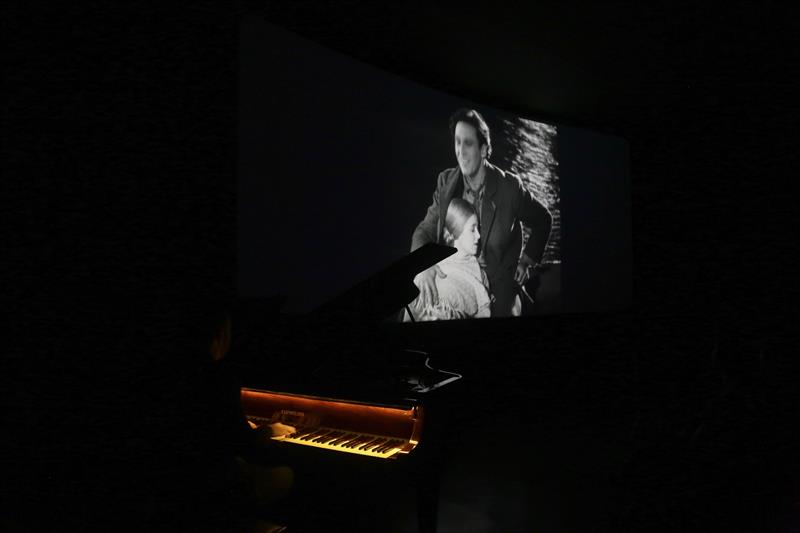 O pianista paulistano Guilherme Almeida apresenta um cine concerto, com a execução ao vivo de uma trilha sonora para o filme mudo “Sunrise”. Foto: Cido Marques/FCC