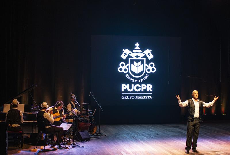 Apresentação As raízes do Samba do Coral da PUC no Teatro da reitoria. Curitiba, 28/01/2023. Foto: Ricardo Marajó/SMCS