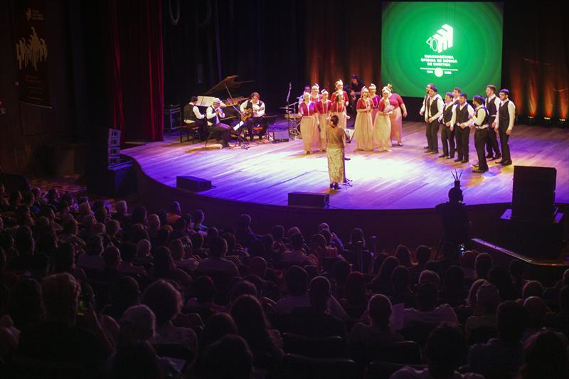 Apresentação As raízes do Samba do Coral da PUC no Teatro da reitoria. Curitiba, 28/01/2023. Foto: Ricardo Marajó/SMCS