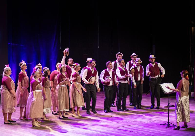 Apresentação As raízes do Samba do Coral da PUC no Teatro da reitoria. Curitiba, 28/01/2023. Foto: Ricardo Marajó/SMCS