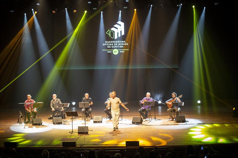 Marcelo Vianna, neto do compositor brasileiro Pixinguinha, e um sexteto de notáveis musicos: Carlos Malta (flauta e sax),
Silvério Pontes (trompete), Marcelo Caldi (sanfona), Marcos Suzano (percussão), João Camarero (violão de 7 cordas) e Henrique Cazes (arranjos e cavaquinho) homenageiam a Pixinguinha no teatro Guaira. Curitiba, 28/01/2023. Foto: Ricardo Marajó/SMCS