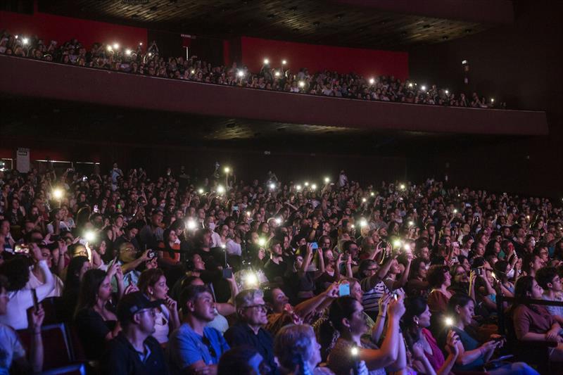 40ª Oficina de Música de Curitiba. Concerto sinfônico com alunos, nos instrumentais e na regência, levou ao palco do Guairão sucessos da icônica banda britânica Led Zeppelin. Curitiba, 29/01/2023. Foto: Ricardo Marajó/SMCS