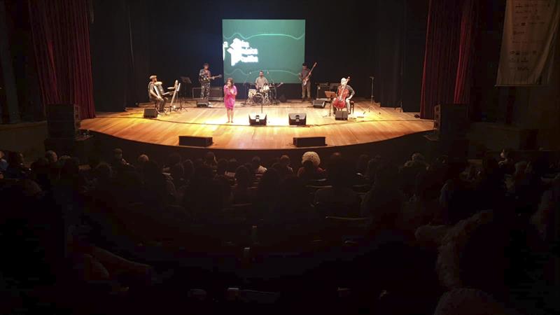 Clarissa Bruns se apresentou no Teatro da Reitoria neste domingo . Curitiba, 29/01/2023. Foto: Divulgação