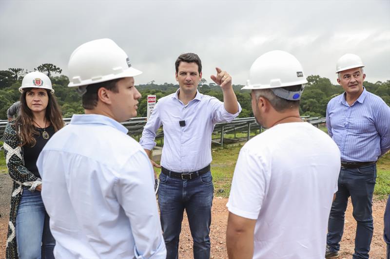 Prefeito em exercício Eduardo Pimentel, visita as obras da Pirâmide Solar da Caximba. Acompanharam a visita: Jean Brasil, João Carlos Fernandes, Fernando Canalli, Marcelo Ferraz César e Mauro Bobato e integrantes da Regional Tatuquara.
Curitiba, 30/01/2023.
Foto: José Fernando Ogura/SMCS.