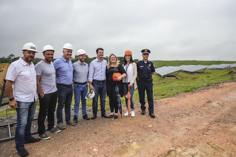 Prefeito em exercício Eduardo Pimentel, visita as obras da Pirâmide Solar da Caximba. Acompanharam a visita: Jean Brasil, João Carlos Fernandes, Fernando Canalli, Marcelo Ferraz César e Mauro Bobato e integrantes da Regional Tatuquara.
Curitiba, 30/01/2023.
Foto: José Fernando Ogura/SMCS.