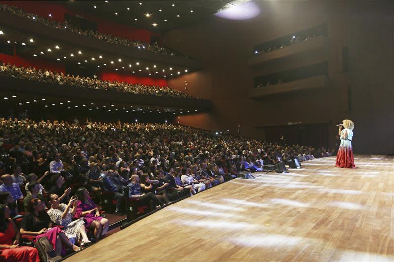 No palco e nas salas de aula, mulheres participam de 50% das atrações e cursos da Oficina de Curitiba. Foto: Cido Marques/FCC