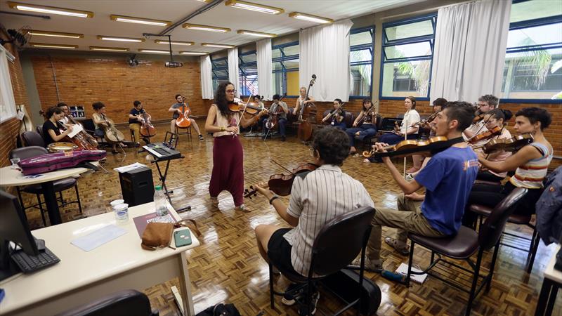 No palco e nas salas de aula, mulheres participam de 50% das atrações e cursos da Oficina de Curitiba. Foto: Cido Marques/FCC