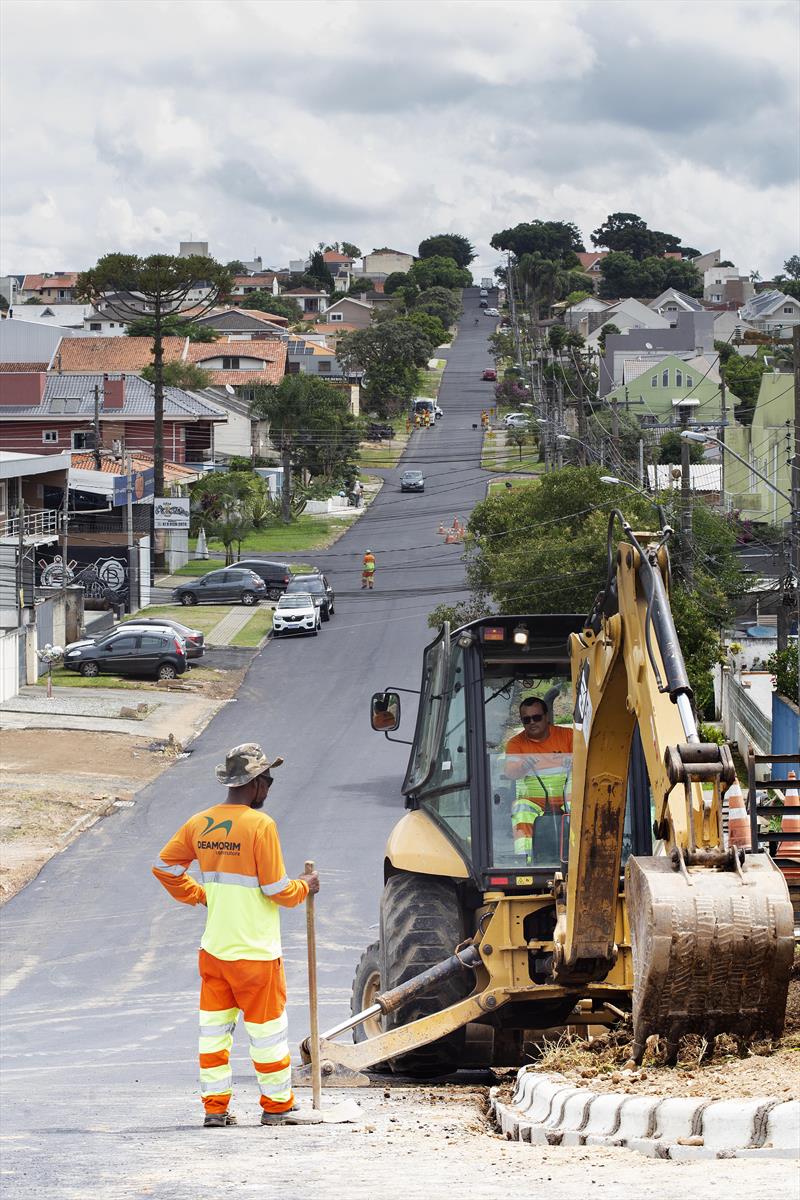 Obras de reciclagem do asfalto da Rua Santo Celestino, no bairro Boa Vista. Curitiba, 30/01/2023. Foto: Ricardo Marajó/SMC