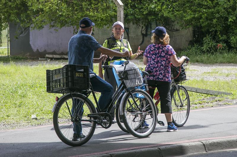 EPTran realiza abordagem educativa com ciclistas na Av. Presidente Affonso Camargo. Curitiba, 30/01/2023. Foto: Pedro Ribas/SMCS